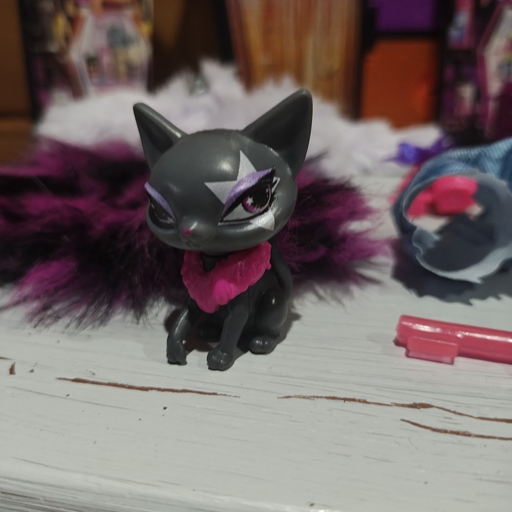 2 Monster High Doll Coffin Locker Secrets Neon Frights Plus Accessories B3 - Picture 5 of 5